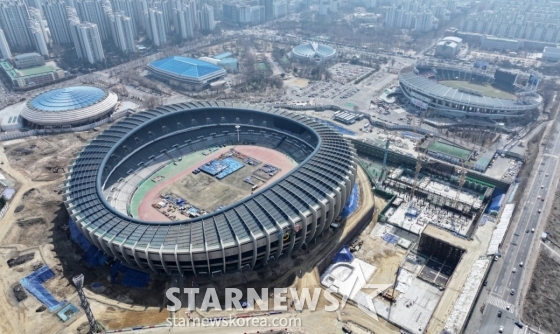 (서울=뉴스1) 김진환 기자 = 23일 서울 송파구 잠실종합운동장 올림픽주경기장에서 리모델링 공사가 진행되고 있다.   지난 1988년 서울 올림픽 개최 이후 40여년 만에 리모델링 되는 올림픽주경기장은 2026년 12월 말까지 3년 간의 공사를 거쳐 스포츠·문화 복합공간으로 탈바꿈한다.2025.3.23/뉴스1  Copyright (C) 뉴스1. All rights reserved. 무단 전재 및 재배포,  AI학습 이용 금지. /사진=(서울=뉴스1) 김진환 기자