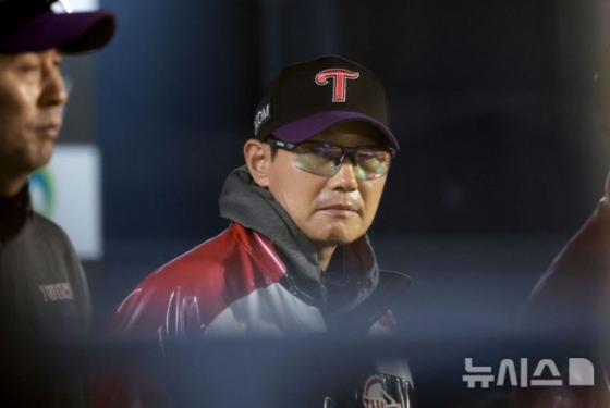 2일 경기를 지켜보고 있는 염경엽 감독. /사진=뉴시스