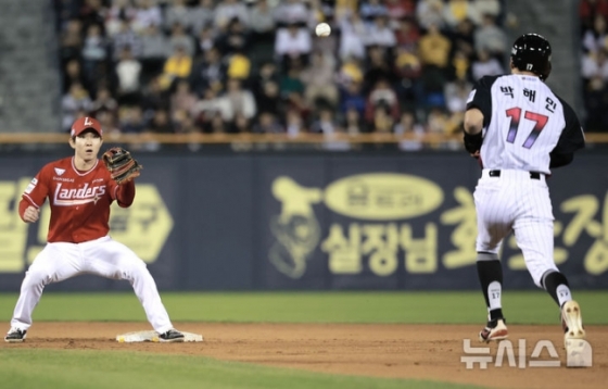 2일 경기 도중 7회 박해민(오른쪽)이 2루 도루를 시도하다 아웃되고 있다. /사진=뉴시스