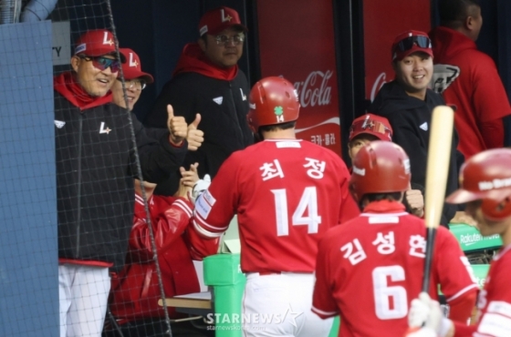 엄지를 보여주는 이숭용 감독(왼쪽)과 최정(가운데). /사진=김진경 대기자