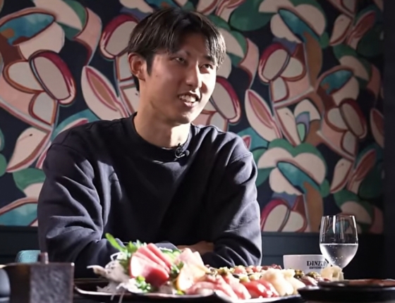 인터뷰 중인 이토 히로키의 모습. /사진=바이에른 뮌헨 공식 유튜브 영상 갈무리