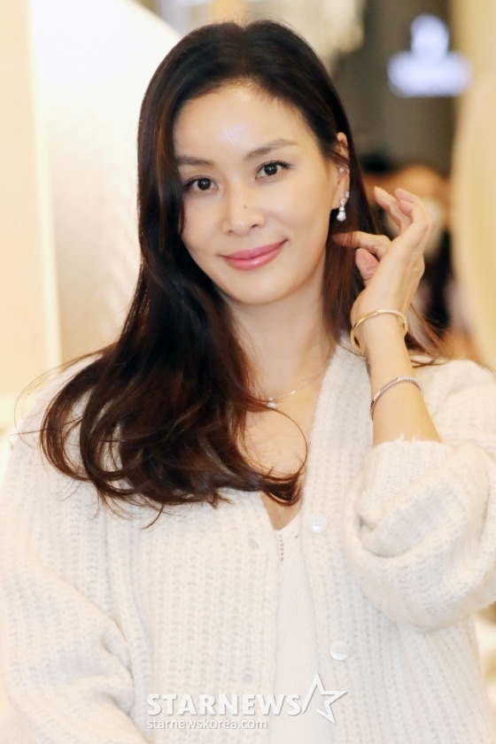 배우 고소영이 13일 오후 부산광역시 신세계백화점 센텀시티점에서 진행된 '로로피아나 팝업스토어 오픈' 행사에 참석해 포즈를 취하고 있다. 2022.10.13