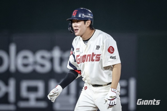 롯데 나승엽이 2일 NC전에서 8회말 2타점 2루타를 치고 환호하고 있다. /사진=롯데 자이언츠 제공 