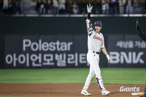 롯데 나승엽이 2일 NC전에서 8회말 2타점 2루타를 치고 환호하고 있다. /사진=롯데 자이언츠 제공 