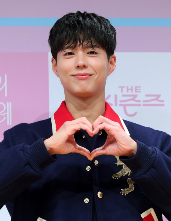 [서울=뉴시스] 김혜진 기자 = 배우 박보검이 11일 오후 서울 영등포구 여의도 KBS아트홀에서 진행된 KBS2 음악 프로그램 &#039;더 시즌즈 - 박보검의 칸타빌레&#039; 제작발표회에서 포즈를 취하고 있다.   &#039;더 시즌즈&#039;는 KBS 음악프로그램 최초로 시즌제 방식을 도입해 재작년 2월부터 &#039;박재범의 드라이브&#039;를 시작으로 &#039;최정훈의 밤의공원&#039;, &#039;악뮤의 오날오밤&#039;, &#039;이효리의 레드카펫&#039;, &#039;지코의 아티스트&#039;, &#039;이영지의 레인보우&#039; 까지 각기 다른 장르 및 색깔을 가진 MC가 뮤지션과 시청자의 가교역할을 이어왔다. 매 시즌 예측 불가능하면서도 신선한 MC 선정으로 이목을 집중시킨 &#039;더 시즌즈&#039;, 7번째 시즌의 주인공은 배우 박보검이다. 2025.03.11. jini@newsis.com /사진=김혜진