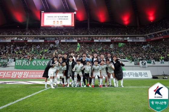 전북 현대 선수들이 승리 후 서울월드컵경기장에서 기념 촬영을 하고 있다. /사진=한국프로축구연맹 제공