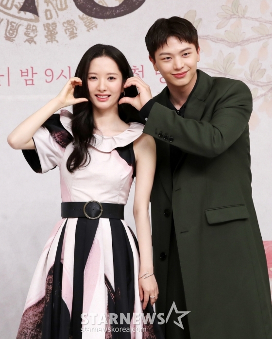 배우 김지연, 육성재가 17일 오후 서울 양천구 목동 SBS 사옥에서 진행된 SBS 새 금토드라마 ‘귀궁’ 제작발표회에서 포즈를 취하고 있다. /2025.04.17 /사진=김휘선 hwijpg@