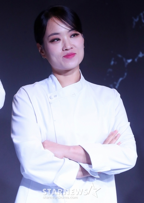 정지선 썌프가 7일 오전 서울 마포구 호텔 나루 서울 엠갤러리에서 진행된 넷플릭스 예능 &#039;흑백요리사: 요리 계급 전쟁&#039; TOP8 기자간담회에 참석해 포즈를 취하고 있다.  &#039;흑백요리사: 요리 계급 전쟁&#039;은 맛 하나는 최고라고 평가받는 재야의 고수 &#039;흑수저&#039; 셰프들이 대한민국 최고의 스타 셰프 &#039;백수저&#039;들에게 도전장을 내밀며 치열하게 맞붙는 100인의 요리 계급 전쟁이다. 2024.10.07 /사진=김창현