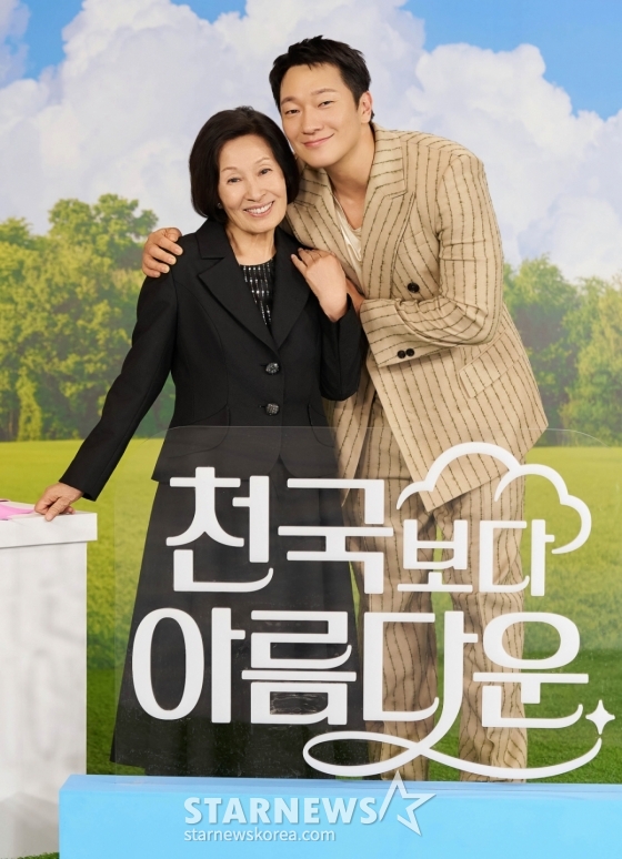 배우 김혜자, 손석구가 18일 오후 온라인으로 진행된 JTBC 토일드라마 &#039;천국보다 아름다운&#039; 제작발표회에 참석해 포즈를 취하고 있다. 80세의 모습으로 천국에 도착한 해숙이 젊어진 남편 낙준과 재회하면서 벌어지는 현생 초월 로맨스 &#039;천국보다 아름다운&#039;은 오는 19일 첫 방송된다. /2025.04.18 /사진=이동훈 photoguy@