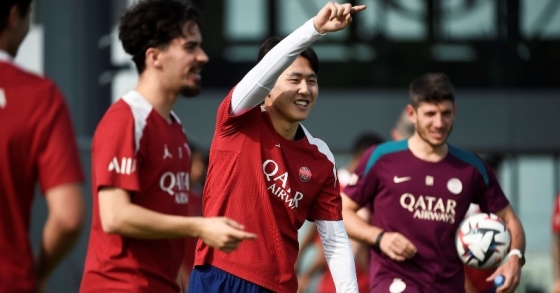 훈련하고 있는 이강인(가운데). /사진=PSG 공식 SNS