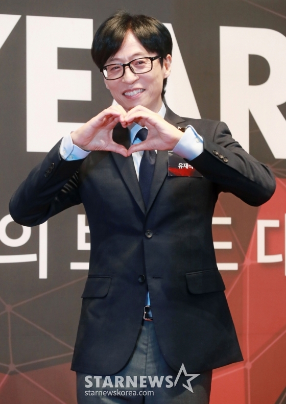 코미디언 유재석이 3일 오전 서울 신라호텔에서 진행된 &#039;2024 올해의 브랜드 대상&#039; 포토월 행사에 참석해 포즈를 취하고 있다. /2024.09.03 /사진=이동훈