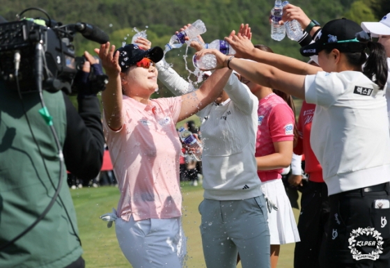 홍정민(왼쪽)이 4일 KLPGA 투어 크리스에프앤씨 KLPGA 챔피언십에서 우승을 차지한 뒤 동료들로부터 축하 물 세례를 받고 있다. /사진=KLPGT 제공