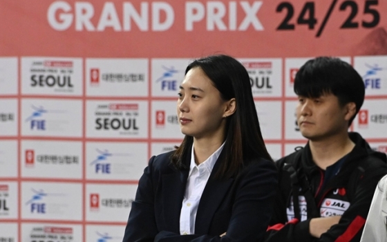 윤지수가 해설위원 자격으로 경기를 지켜보고 있다. /사진=국제펜싱연맹