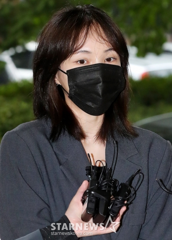 마약류 관리에 관한 법률 위반(향정) 혐의를 받고 있는 방송인 서민재가 19일 오전 서울 마포구 서부지방법원에서 진행된 첫 공판 기일에 출석하고 있다.   서민재와 남태현은 지난해 8월 마약 파문에 휘말렸다. 당시 채널A 예능프로그램 &#039;하트시그널3&#039; 출연자였던 서민재가 SNS를 통해 남태현과의 필로폰 투약을 폭로했던 것. 이에 경찰은 지난해 9월 서민재와 남태현의 소변과 모발을 채취해 국립과학수사연구원(국과수) 감정을 의뢰했다. 검사 결과 필로폰 양성 반응 결과가 나온 것으로 전해졌다. 2023.10.19 /사진=김창현