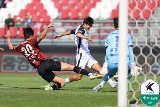 전남 드래곤즈 정지용(가운데)의 득점 장면. /사진=한국프로축구연맹 제공