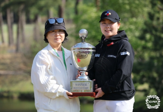 홍정민(오른쪽)이 4일 KLGPA 투어 첫 메이저 대회 크리스에프앤씨 제47회 KLPGA 챔피언십에서 우승한 뒤 어머니와 함께 우승 트로피를 들어올리고 있다. /사진=KLPGT 제공