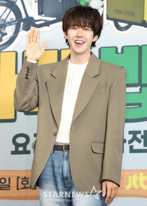 (서울=뉴스1) 권현진 기자 = 가수 황광희가 7일 서울 마포구 상암 스탠포드호텔에서 열린 JTBC 신규 예능 ‘길바닥 밥장사’ 제작발표회에 참석해 포즈를 취하고 있다.  ‘길바닥 밥장사’는 한식과 레시피에 진심인 이들이 푸드 바이크를 타고 요리하며 지중해의 부엌 스페인을 누비는 예능 프로그램이다. 2025.4.7/뉴스1  Copyright (C) 뉴스1. All rights reserved. 무단 전재 및 재배포,  AI학습 이용 금지. /사진=(서울=뉴스1) 권현진 기자