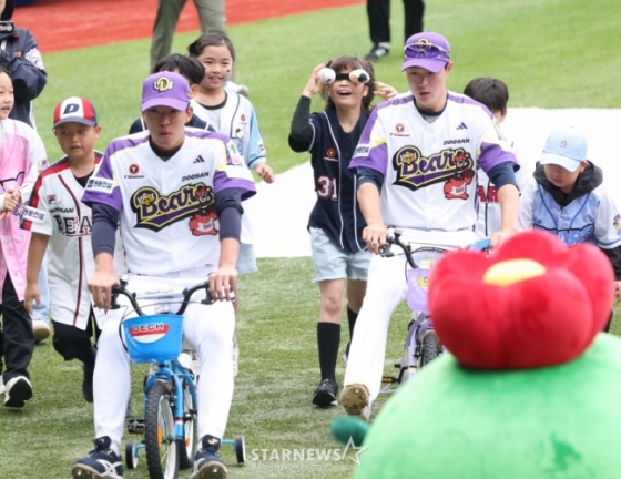 2025 신한 SOL 뱅크 KBO 리그 두산 베어스와 LG 트윈스의 경기가 5일 잠실야구장에서 펼쳐지는 가운데, 어린이날 이벤트 미니운동회에서 두산 김민석(왼쪽) 조와 박지훈 조가 결승선을 향해 질주하고 있다. /사진=김진경 대기자