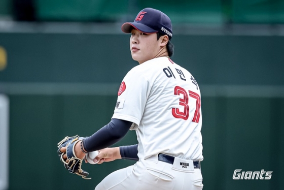 롯데 이민석이 5일 사직 SSG전에서 역투하고 있다. /사진=롯데 자이언츠 제공 