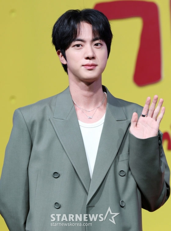 (서울=뉴스1) 권현진 기자 = 방탄소년단(BTS) 진이 15일 서울 종로구 JW메리어트 동대문 스퀘어 서울에서 열린 넷플릭스 새 예능 &#039;대환장 기안장&#039; 기자간담회에서 포즈를 취하고 있다.  &#039;대환장 기안장&#039;은 기안적 낭만이 가득한 울릉도 기안장에서 기안84와 서포트 멤버 방탄소년단 진, 배우 지예은이 숙박객들과 펼치는 기상천외한 신개념 민박 버라이어티다. 2025.4.15/뉴스1  Copyright (C) 뉴스1. All rights reserved. 무단 전재 및 재배포,  AI학습 이용 금지. /사진=(서울=뉴스1) 권현진 기자