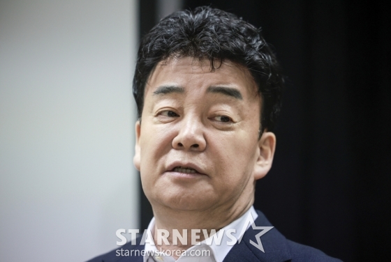 [서울=뉴시스] 정병혁 기자 = 백종원 더본코리아 대표가 28일 서울 서초구의 한 회의공간에서 열린 더본코리아 주주총회에서 취재진의 질문에 답하고 있다. 2025.03.28. jhope@newsis.com /사진=정병혁