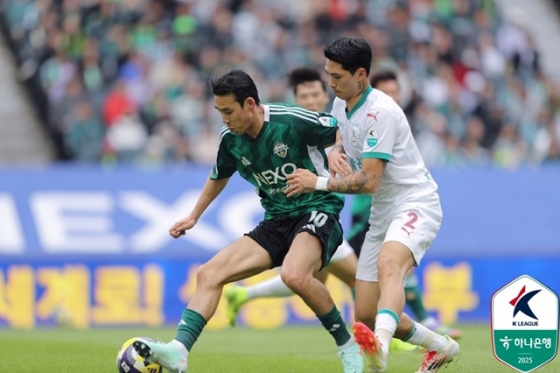 경기에 집중하는 전북현대 송민규(왼쪽)와 대전하나시티즌 박규현. /사진=한국프로축구연맹 제공