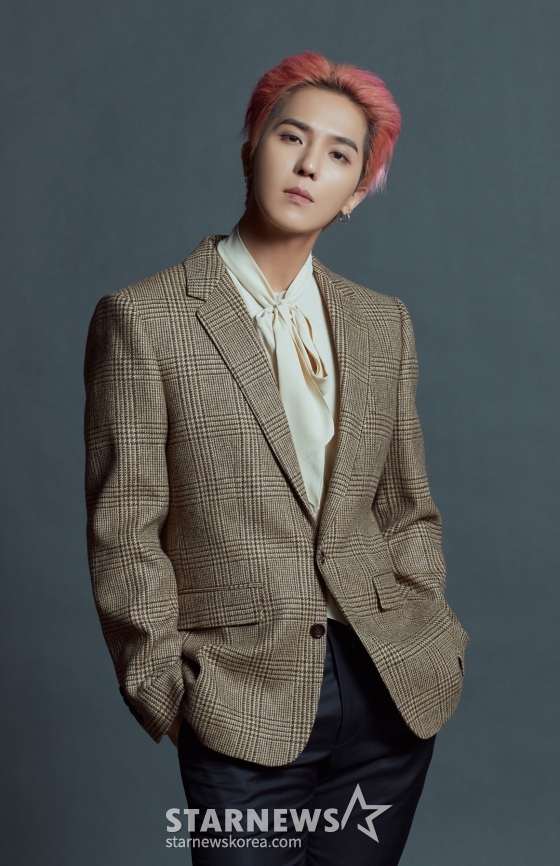 가수 송민호(MINO)가 30일 오후 온라인 생중계로 진행된 두번째 솔로 앨범 &#039;TAKE&#039; 발매 기자간담회에 앞서 포즈를 취하고 있다. /사진제공=YG엔터테인먼트