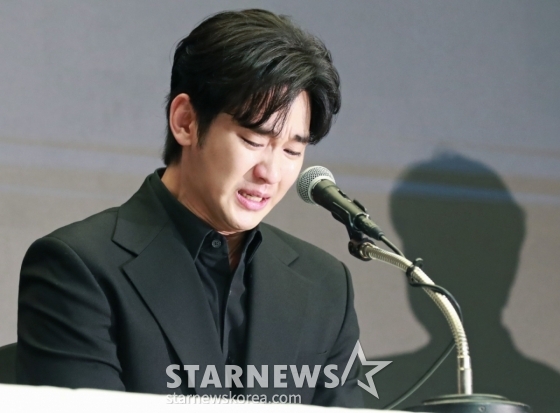 배우 김수현이 31일 오후 서울 마포구 상암동 스탠포드호텔에서 진행된 기자회견에서 최근 불거진 사생활 논란에 대해 밝히고 있다. /2025.03.31 /사진=이동훈 photoguy@