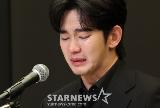 (서울=뉴스1) 권현진 기자 = 배우 김수현이 31일 오후 서울 마포구 스탠포트호텔에서 긴급 기자회견을 열고 고(故) 김새론이 미성년자일 때부터 교제했다는 의혹을 비롯한 각종 논란에 대해 입장을 밝히고 있다. 2025.3.31/뉴스1  Copyright (C) 뉴스1. All rights reserved. 무단 전재 및 재배포,  AI학습 이용 금지. /사진=(서울=뉴스1) 권현진 기자