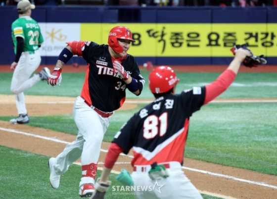 대타 최형우가 타격을 하고 주루를 하고 있는 모습. /사진=강영조 선임기자