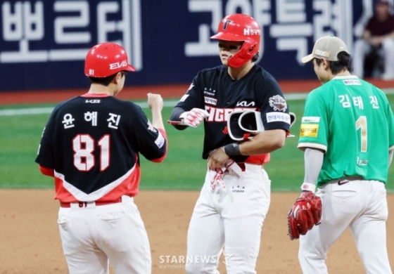 8회 3타점 적시타를 친 김도영(가운데). /사진=강영조 선임기자
