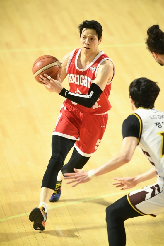 김선형이 7일 오후 7시 서울 잠실학생체육관에서 열린 &#039;2024~2025시즌 KCC 프로농구 챔피언결정전&#039; 2차전에서 돌파를 시도하고 있다. /사진=KBL 제공
