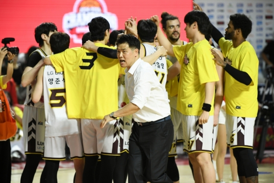 조상현(가운데) 창원 LG 감독. /사진=KBL 제공