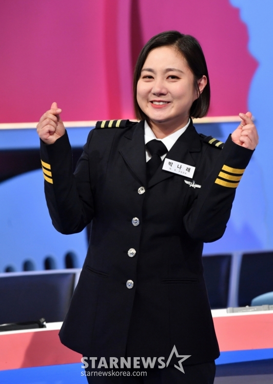 코미디언 박나래가 19일 오후 온라인 생중계로 진행된 KBS 2TV 예능 &#039;걸어서 환장 속으로&#039; 제작발표회에 참석해 포즈를 취하고 있다.  닮은 듯 다른 스타 가족들의 환상 혹은 환장이 될 좌충우돌 해외여행 &#039;걸어서 환장 속으로&#039;는 오는 22일 첫 방송된다. /사진제공=KBS 2023.01.19