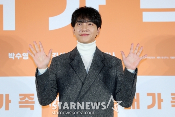 [서울=뉴시스] 김혜진 기자 = 배우 이승기가 12일 오전 서울 광진구 롯데시네마 건대입구에서 열린 영화 &#039;대가족&#039;(감독 양우석) 제작보고회에서 포즈를 취하고 있다.  &#039;대가족&#039;은 스님이 된 아들(이승기) 때문에 대가 끊긴 만두 맛집 &#039;평만옥&#039; 사장(김윤석)에게 세상 본 적 없던 귀여운 손주들이 찾아오면서 생각지도 못한 기막힌 동거 생활을 하게 되는 가족 코미디. 오는 12월 11일 개봉한다. 2024.11.12. jini@newsis.com /사진=김혜진