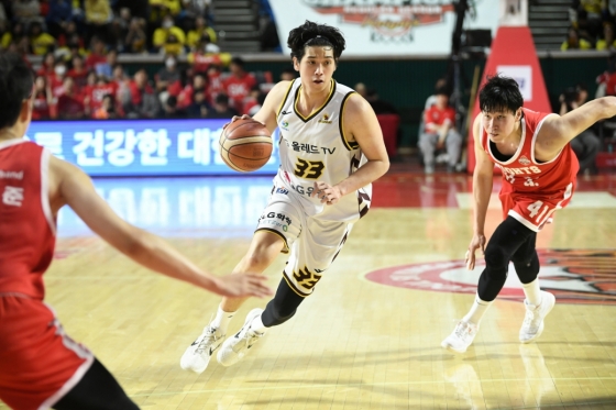 캍 타마요(가운데)의 경기 모습. /사진=KBL 제공