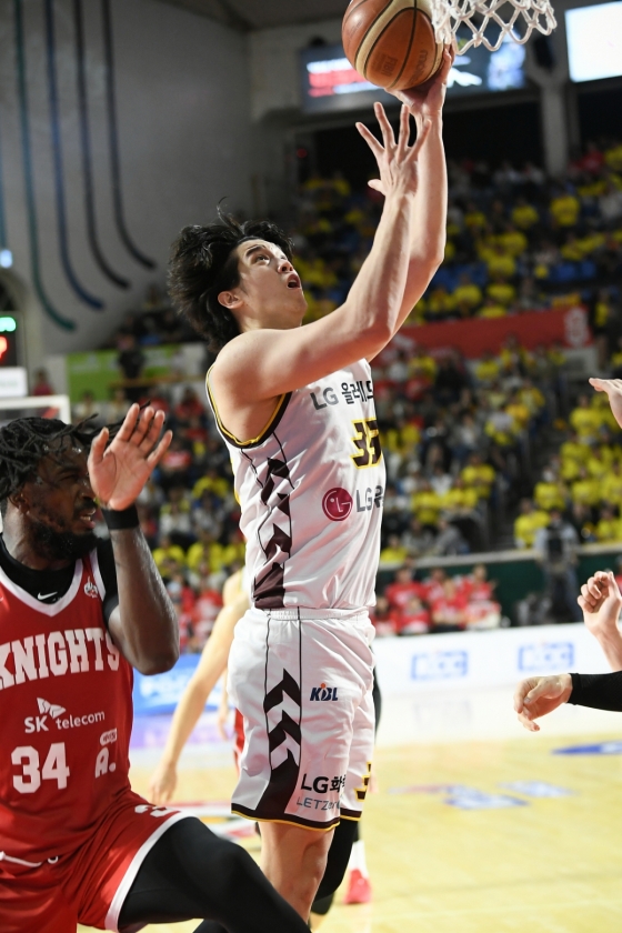 골밑슛을 시도하는 캍 타마요. /사진=KBL 제공