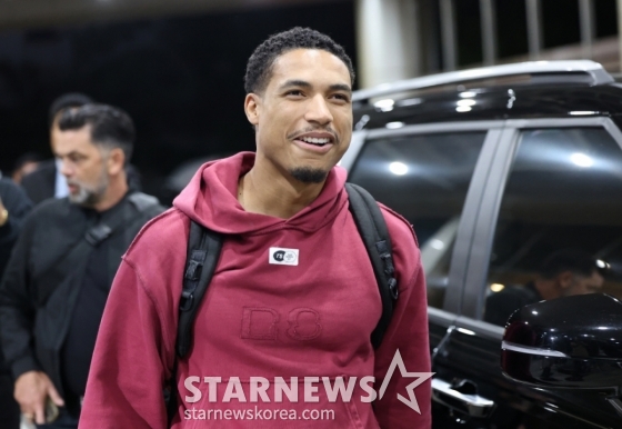 (김포공항=뉴스1) 권현진 기자 = 할리우드 배우 그렉 타잔 데이비스가 &#039;미션 임파서블: 파이널 레코닝&#039; 홍보를 위해 7일 오후 서울김포비즈니스항공센터(SGBAC)를 통해 내한해 미소를 짓고 있다. 2025.5.7/뉴스1  Copyright (C) 뉴스1. All rights reserved. 무단 전재 및 재배포,  AI학습 이용 금지. /사진=(김포공항=뉴스1) 권현진 기자