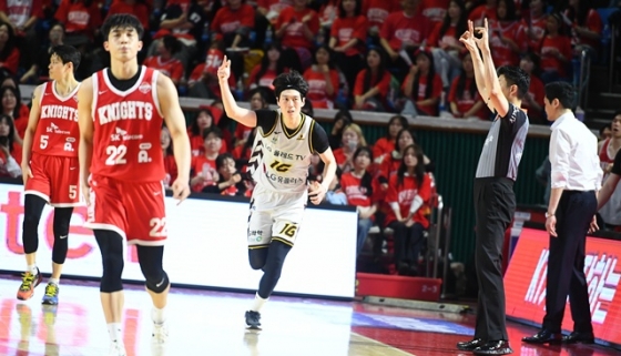 정인덕의 세리머니(오른쪽 흰색 유니폼). /사진=KBL 제공