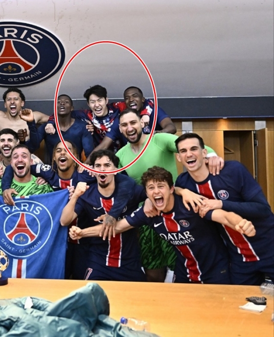 팀 승리에 포효하는 이강인(빨간색 원). /사진=PSG SNS