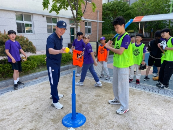 류지현 한국 야구국가대표팀 감독(왼쪽에서 2번째)이 지난 7일 가락초등학교 학생들에게 티볼을 알려주고 있다. /사진=KBO 제공