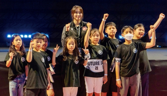 페퍼저축은행의 박사랑(가운데)이 지난 2일 광주광역시 국립아시아문화전당에서 열린 &#039;ACC 미래운동회&#039;에서 공굴리기 종목을 마치고 초등학생들과 함께 기념 촬영을 하고 있다. /사진=페퍼저축은행 배구단 제공