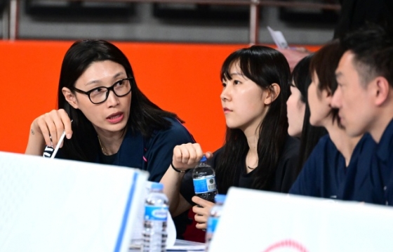 흥국생명 어드바이저 김연경(맨 왼쪽)이 튀르키예에서 열리는 중인 2025 V리그 외국인선수 트라이아웃 현장에 참석해 선수들을 지켜보고 있다. /사진=한국배구연맹 제공 