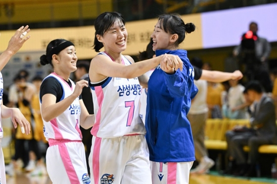 삼성생명 이주연(오른쪽)과 강유림. /사진=WKBL 제공 