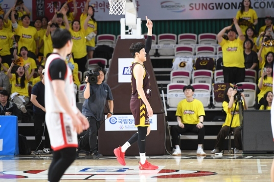 LG 허일영(가운데). /사진=KBL 제공 