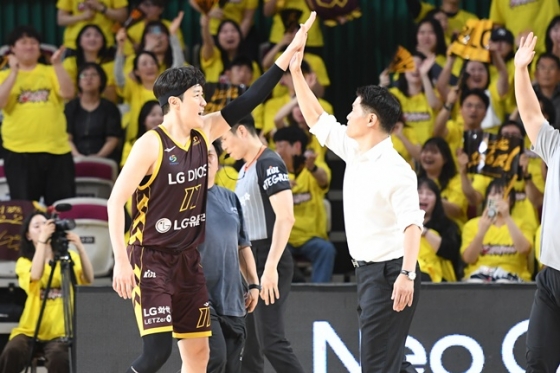 LG 허일영(왼쪽)과 조상현 감독. /사진=KBL 제공 