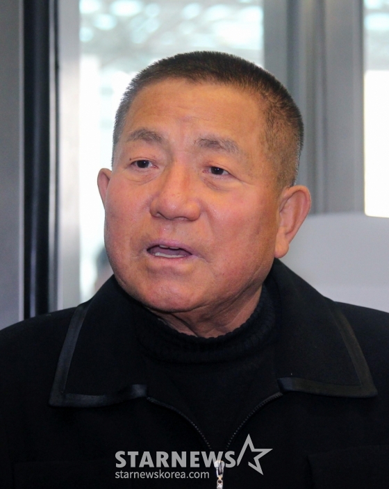 (서울=뉴스1) 김진환 기자 = ‘뽀빠이 아저씨’로 알려진 방송인 이상용(81)씨가 9일 오후 별세했다.   소속사 이메이드엔터테인먼트 관계자에 따르면 이씨는 오늘 오후 12시 45분쯤 서울 서초구 자택 인근 병원을 다녀오는 길에 갑자기 쓰러졌고, 응급실로 이송됐지만 결국 세상을 떠났다.   1944년 4월 충남 서천에서 태어난 고인은 고려대학교 임학과를 졸업한 뒤 1971년?CBS?기독교방송?MC로 방송계에 본격 데뷔했다. 이후?KBS의 인기 어린이 노래 프로그램인 &#039;모이자 노래하자&#039;의 진행을 맡으며 &#039;뽀빠이&#039;란 별칭으로 이목을 집중시켰다. 1989년부터는?MBC?군인 위문 예능 프로그램 &#039;우정의 무대&#039;의?MC를 맡아 국민적 인기를 끌었다.   사진은 지난 2015년 당시 이상용 씨. (뉴스1 DB)  2025.5.9/뉴스1  Copyright (C) 뉴스1. All rights reserved. 무단 전재 및 재배포,  AI학습 이용 금지. /사진=(서울=뉴스1) 김진환 기자