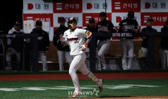 키움 김태진이 9일 고척스카이돔에서 열린 2025 KBO리그 한화전 4회말 선두타자로 나와 엄상백을 상대로 우월 솔로홈런을 터트린 후 홈인하고 있다. /사진=강영조 선임기자