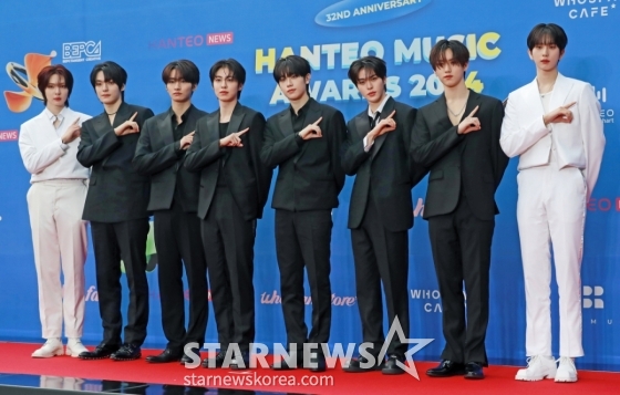 그룹 이펙스가 15일 오후 서울 중구 장충체육관에서 진행된 &#039;한터뮤직어워즈 2024&#039; 레드카펫행사에 참석해 포즈를 취하고 있다. /2025.02.15 /사진=이동훈 photoguy@