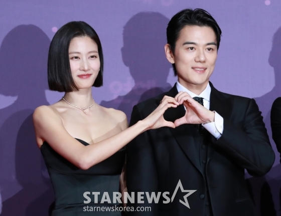 이현이-홍성기 부부가 29일 오후 서울 상암동 SBS 프리즘센터에서 진행된 2023 SBS 연예대상 포토월 행사에 참석해 포즈를 취하고 있다. /2023.12.30 /사진=이동훈